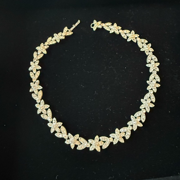 Vintage Jewelry - Elegant Gold Floral Necklace